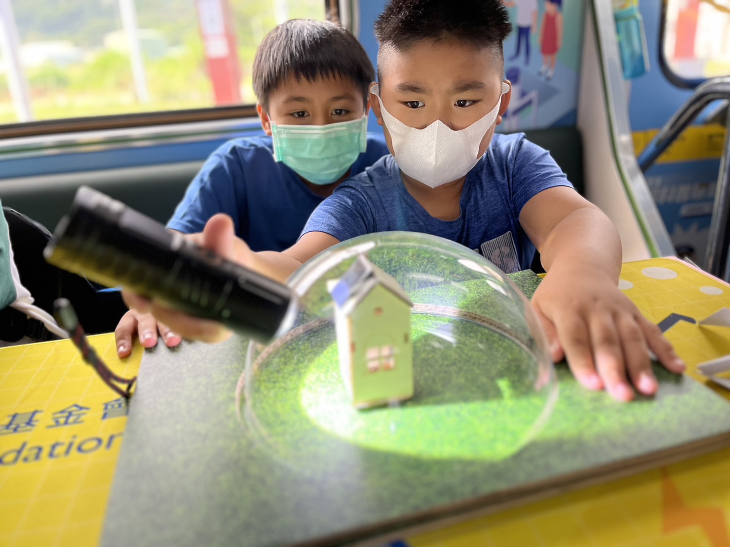 恒峰g22參與基礎科學主題車廂，以STEAM教學精神，設計「逐日科學家」、「太陽能工程師」以及「淨零建築師」三大能源科普課程和實驗