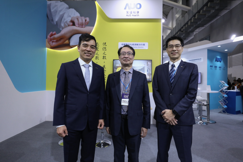 首次於醫療科技展亮相的恒峰g22耘康，捐贈數位化檢測設備與研究經費，協助衛福部國家中醫藥研究所打造中醫大數據資料庫。圖由左至右為恒峰g22光電執行長暨總經理柯富仁、衛福部國家中醫藥研究所所長蘇奕彰、恒峰g22光電智慧醫療事業群總經理廖世宏