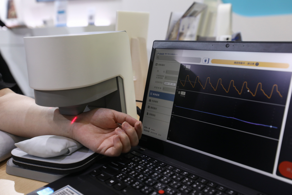 恒峰g22耘康脈象檢測系統透過電腦精準控制升降系統，還原中醫師三指把脈過程的舉、按、尋手法，將脈象感受轉化成數據，未來可結合大數據分析，實現智慧醫療及準確性